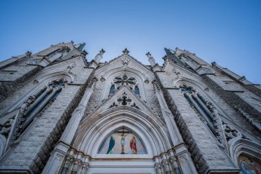 Castelpetroso, Molise. Madonna Addolorata 'nın mabedi. 28 Eylül 1890 'da ilk taşın atılmasıyla başlayan ve 1975' te tamamlanan mabet neo-gotik olarak inşa edilmiştir..