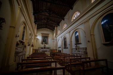 Lekesiz Gebelik Kilisesi 'nin içi tek bir naf ile karakterize edilir. Dikkate değer ahşap tavanlı, tipik olarak on dördüncü yüzyıl tarzında..