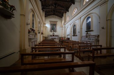 Lekesiz Gebelik Kilisesi 'nin içi tek bir naf ile karakterize edilir. Dikkate değer ahşap tavanlı, tipik olarak on dördüncü yüzyıl tarzında..