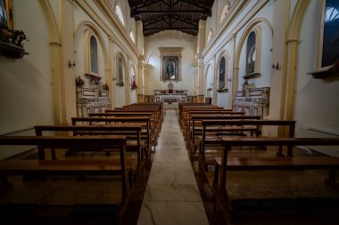 Lekesiz Gebelik Kilisesi 'nin içi tek bir naf ile karakterize edilir. Dikkate değer ahşap tavanlı, tipik olarak on dördüncü yüzyıl tarzında..