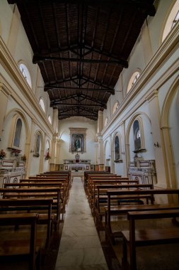 Lekesiz Gebelik Kilisesi 'nin içi tek bir naf ile karakterize edilir. Dikkate değer ahşap tavanlı, tipik olarak on dördüncü yüzyıl tarzında..