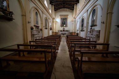 Lekesiz Gebelik Kilisesi 'nin içi tek bir naf ile karakterize edilir. Dikkate değer ahşap tavanlı, tipik olarak on dördüncü yüzyıl tarzında..