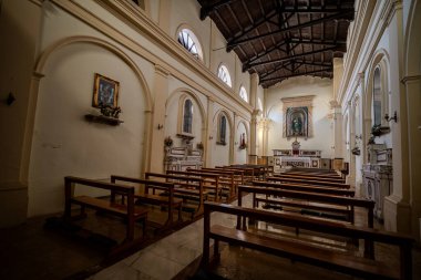 Lekesiz Gebelik Kilisesi 'nin içi tek bir naf ile karakterize edilir. Dikkate değer ahşap tavanlı, tipik olarak on dördüncü yüzyıl tarzında..