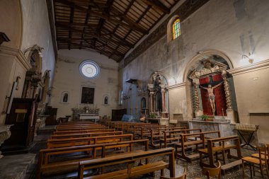 Santa Chiara Kilisesi 'nin kuruluş tarihi 1275 yılına dayanıyor. Alferio di Isernia, kiliseyi kendi parasıyla inşa etti. Sahibi olduğu evin üstüne..