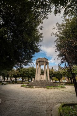 Korint başkentlerinin yer aldığı altı sütundan oluşuyor. Bu sütunlar, üzerinde kurbanların adlarının kazındığı dairesel bir yapıyı ve İtalyan zaferinde rol oynayan altı nehri destekliyor..