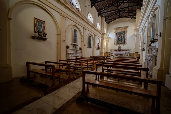 Lekesiz Gebelik Kilisesi 'nin içi tek bir naf ile karakterize edilir. Dikkate değer ahşap tavanlı, tipik olarak on dördüncü yüzyıl tarzında..