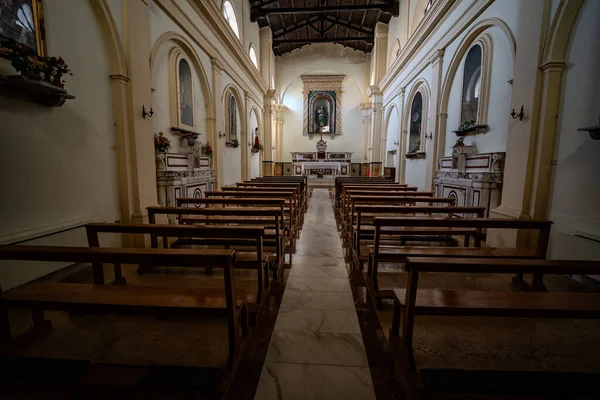 Lekesiz Gebelik Kilisesi 'nin içi tek bir naf ile karakterize edilir. Dikkate değer ahşap tavanlı, tipik olarak on dördüncü yüzyıl tarzında..