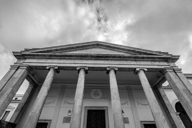 Isernia, Molise. Havari Aziz Petrus Katedrali, Isernia şehrinin en önemli Katolik binasıdır..