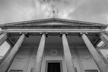 Isernia, Molise. Havari Aziz Petrus Katedrali, Isernia şehrinin en önemli Katolik binasıdır..