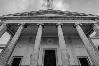 Isernia, Molise. Havari Aziz Petrus Katedrali, Isernia şehrinin en önemli Katolik binasıdır..