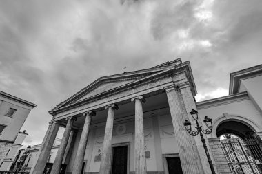 Isernia, Molise. Havari Aziz Petrus Katedrali, Isernia şehrinin en önemli Katolik binasıdır..