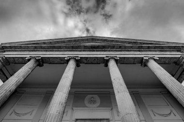 Isernia, Molise. Havari Aziz Petrus Katedrali, Isernia şehrinin en önemli Katolik binasıdır..