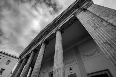 Isernia, Molise. Havari Aziz Petrus Katedrali, Isernia şehrinin en önemli Katolik binasıdır..