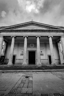 Isernia, Molise. Havari Aziz Petrus Katedrali, Isernia şehrinin en önemli Katolik binasıdır..