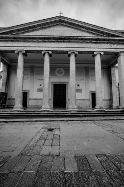 Isernia, Molise. Havari Aziz Petrus Katedrali, Isernia şehrinin en önemli Katolik binasıdır..