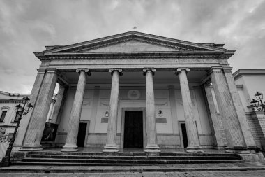 Isernia, Molise. Havari Aziz Petrus Katedrali, Isernia şehrinin en önemli Katolik binasıdır..