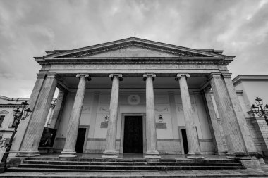 Isernia, Molise. Havari Aziz Petrus Katedrali, Isernia şehrinin en önemli Katolik binasıdır..