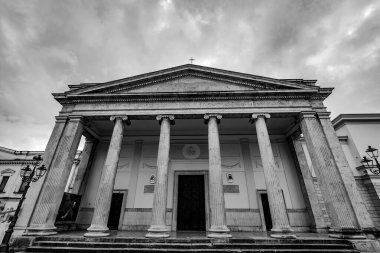 Isernia, Molise. Havari Aziz Petrus Katedrali, Isernia şehrinin en önemli Katolik binasıdır..