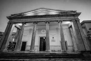 Isernia, Molise. Havari Aziz Petrus Katedrali, Isernia şehrinin en önemli Katolik binasıdır..