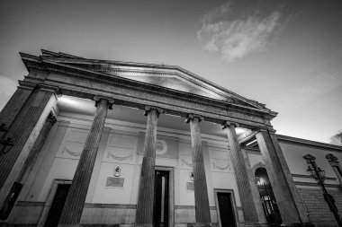 Isernia, Molise. Havari Aziz Petrus Katedrali, Isernia şehrinin en önemli Katolik binasıdır..