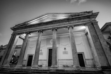 Isernia, Molise. Havari Aziz Petrus Katedrali, Isernia şehrinin en önemli Katolik binasıdır..