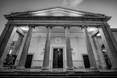 Isernia, Molise. Havari Aziz Petrus Katedrali, Isernia şehrinin en önemli Katolik binasıdır..