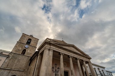 Isernia, Molise. Havari Aziz Petrus Katedrali, Isernia şehrinin en önemli Katolik binasıdır..