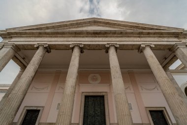 Isernia, Molise. Havari Aziz Petrus Katedrali, Isernia şehrinin en önemli Katolik binasıdır..