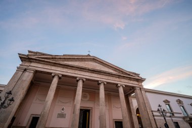 Isernia, Molise. Havari Aziz Petrus Katedrali, Isernia şehrinin en önemli Katolik binasıdır..