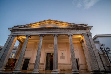 Isernia, Molise. Havari Aziz Petrus Katedrali, Isernia şehrinin en önemli Katolik binasıdır..