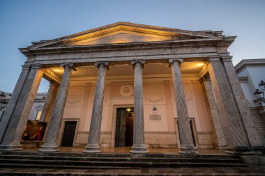 Isernia, Molise. Havari Aziz Petrus Katedrali, Isernia şehrinin en önemli Katolik binasıdır..