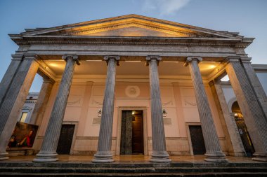 Isernia, Molise. Havari Aziz Petrus Katedrali, Isernia şehrinin en önemli Katolik binasıdır..