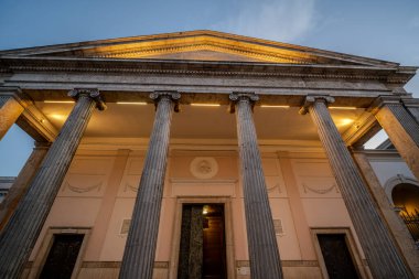 Isernia, Molise. Havari Aziz Petrus Katedrali, Isernia şehrinin en önemli Katolik binasıdır..