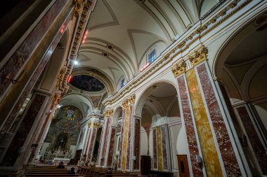 Isernia, Molise. Havari Aziz Petrus Katedrali, Isernia şehrinin en önemli Katolik binasıdır..