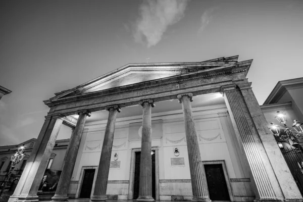 Isernia, Molise. Havari Aziz Petrus Katedrali, Isernia şehrinin en önemli Katolik binasıdır..