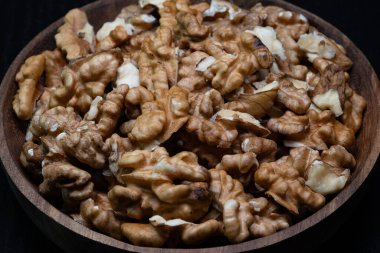 Ceviz sağlıklı yağlar (omega-3), protein, lif, E vitamini, polifenol ve magnezyum ve bakır gibi mineraller bakımından zengin bir süper gıdadır. Kardiyovasküler ve beyin sağlığı için idealdir..