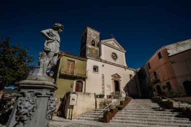 Kilise 21 Ağustos 1763 'te bir stoup üzerine yazılmış bir taş yazıtla kutsanmıştır. İç kısım üç göbeğe bölünmüş, her biri iki büyük kemerle ayrılmış..