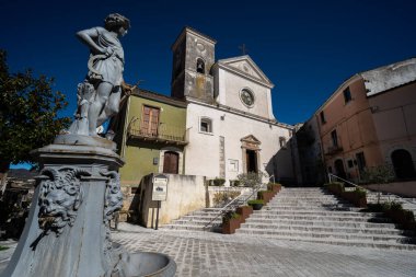 Kilise 21 Ağustos 1763 'te bir stoup üzerine yazılmış bir taş yazıtla kutsanmıştır. İç kısım üç göbeğe bölünmüş, her biri iki büyük kemerle ayrılmış..