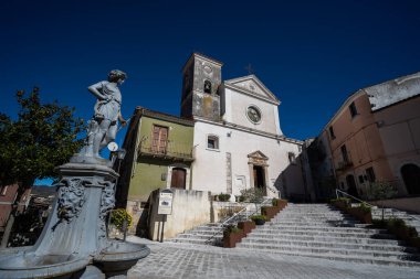 Kilise 21 Ağustos 1763 'te bir stoup üzerine yazılmış bir taş yazıtla kutsanmıştır. İç kısım üç göbeğe bölünmüş, her biri iki büyük kemerle ayrılmış..