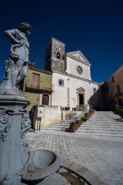 Kilise 21 Ağustos 1763 'te bir stoup üzerine yazılmış bir taş yazıtla kutsanmıştır. İç kısım üç göbeğe bölünmüş, her biri iki büyük kemerle ayrılmış..