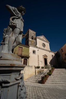 Kilise 21 Ağustos 1763 'te bir stoup üzerine yazılmış bir taş yazıtla kutsanmıştır. İç kısım üç göbeğe bölünmüş, her biri iki büyük kemerle ayrılmış..