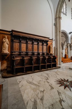 San Clemente Katedrali Teano şehrinin başlıca ibadet yeri ve Teano-Calvi piskoposluğunun merkezidir.