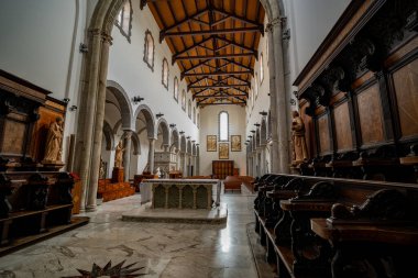 San Clemente Katedrali Teano şehrinin başlıca ibadet yeri ve Teano-Calvi piskoposluğunun merkezidir.