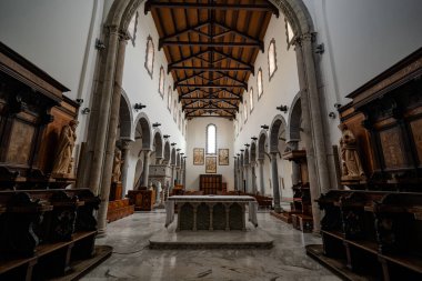 San Clemente Katedrali Teano şehrinin başlıca ibadet yeri ve Teano-Calvi piskoposluğunun merkezidir.