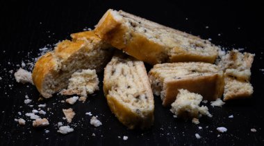 Bu yumuşak bisküvilerin kısa kabuklu pastalarının tatlılığı hafif tart notası ve kivi reçelinin parlak yeşil rengiyle mükemmel..