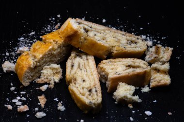 Bu yumuşak bisküvilerin kısa kabuklu pastalarının tatlılığı hafif tart notası ve kivi reçelinin parlak yeşil rengiyle mükemmel..