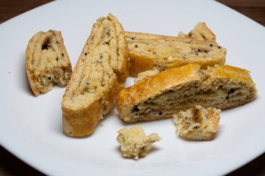 Bu yumuşak bisküvilerin kısa kabuklu pastalarının tatlılığı hafif tart notası ve kivi reçelinin parlak yeşil rengiyle mükemmel..