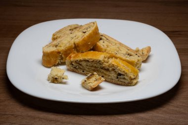 Bu yumuşak bisküvilerin kısa kabuklu pastalarının tatlılığı hafif tart notası ve kivi reçelinin parlak yeşil rengiyle mükemmel..