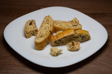 Bu yumuşak bisküvilerin kısa kabuklu pastalarının tatlılığı hafif tart notası ve kivi reçelinin parlak yeşil rengiyle mükemmel..