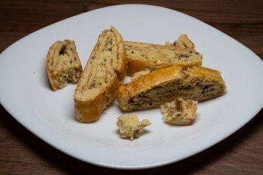 Bu yumuşak bisküvilerin kısa kabuklu pastalarının tatlılığı hafif tart notası ve kivi reçelinin parlak yeşil rengiyle mükemmel..